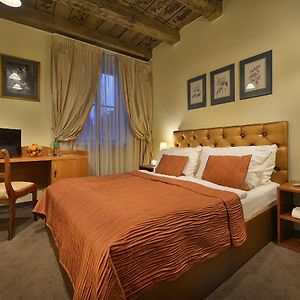 Kleine Kamer met een King Size Bed